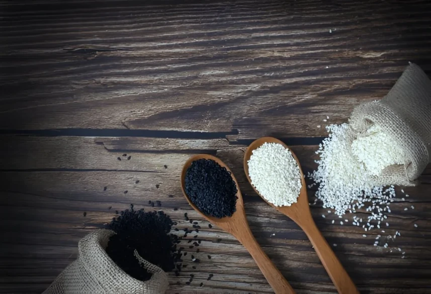difference between black and white sesame seeds