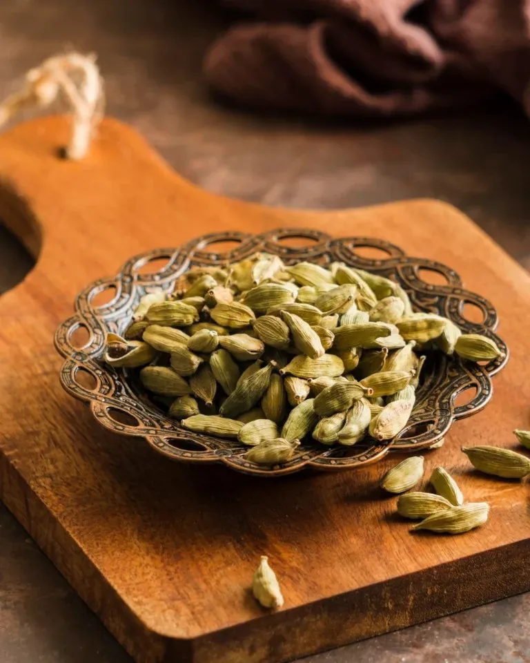 What Are the Benefits of Using Whole Cardamom Pods and Seeds?